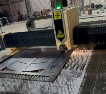 ماكينة فايبر ليزر (12.000 KW) طاولة 2.5-6 م